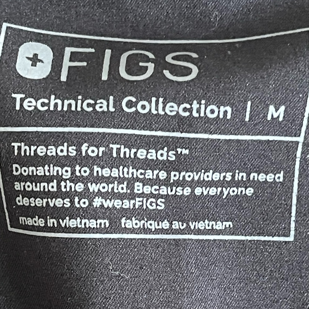 Figs Catarina One-Pocket Scrub Top Size Medium in Black - Picture 12 of 14